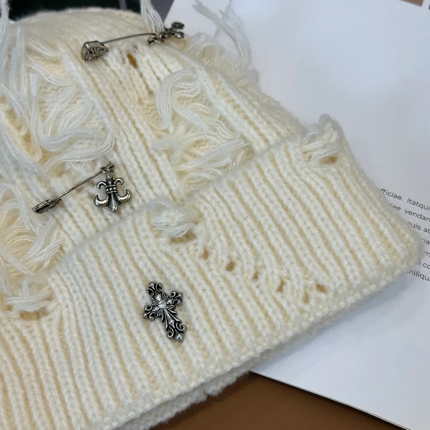 P60 🤍Chrome hearts new autumn and winter cross knitted hat🧶 One of the must-have hats in autumn and winter~ It really looks good on whoever wears it~, it is also a perfect match in black and white and gray in autumn~